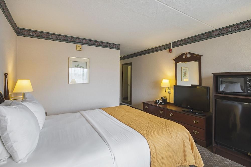 Clarion Inn Феърмонт Екстериор снимка