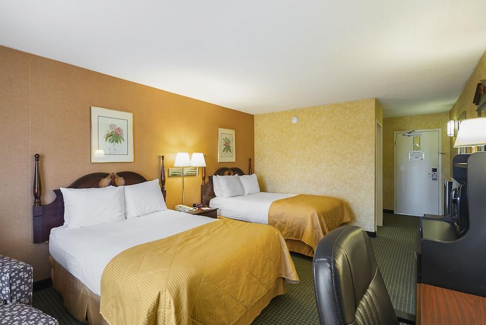 Clarion Inn Феърмонт Екстериор снимка