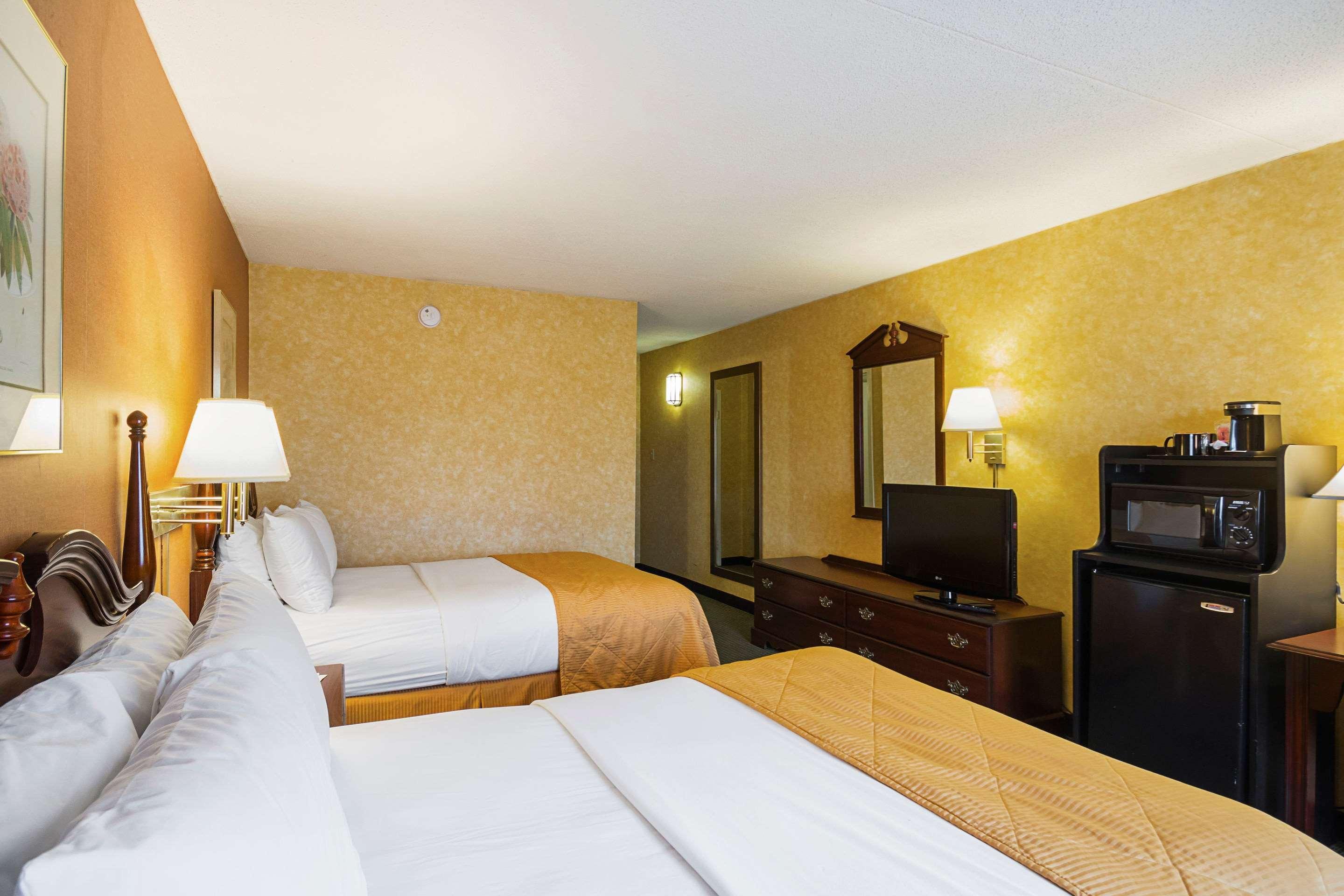 Clarion Inn Феърмонт Екстериор снимка