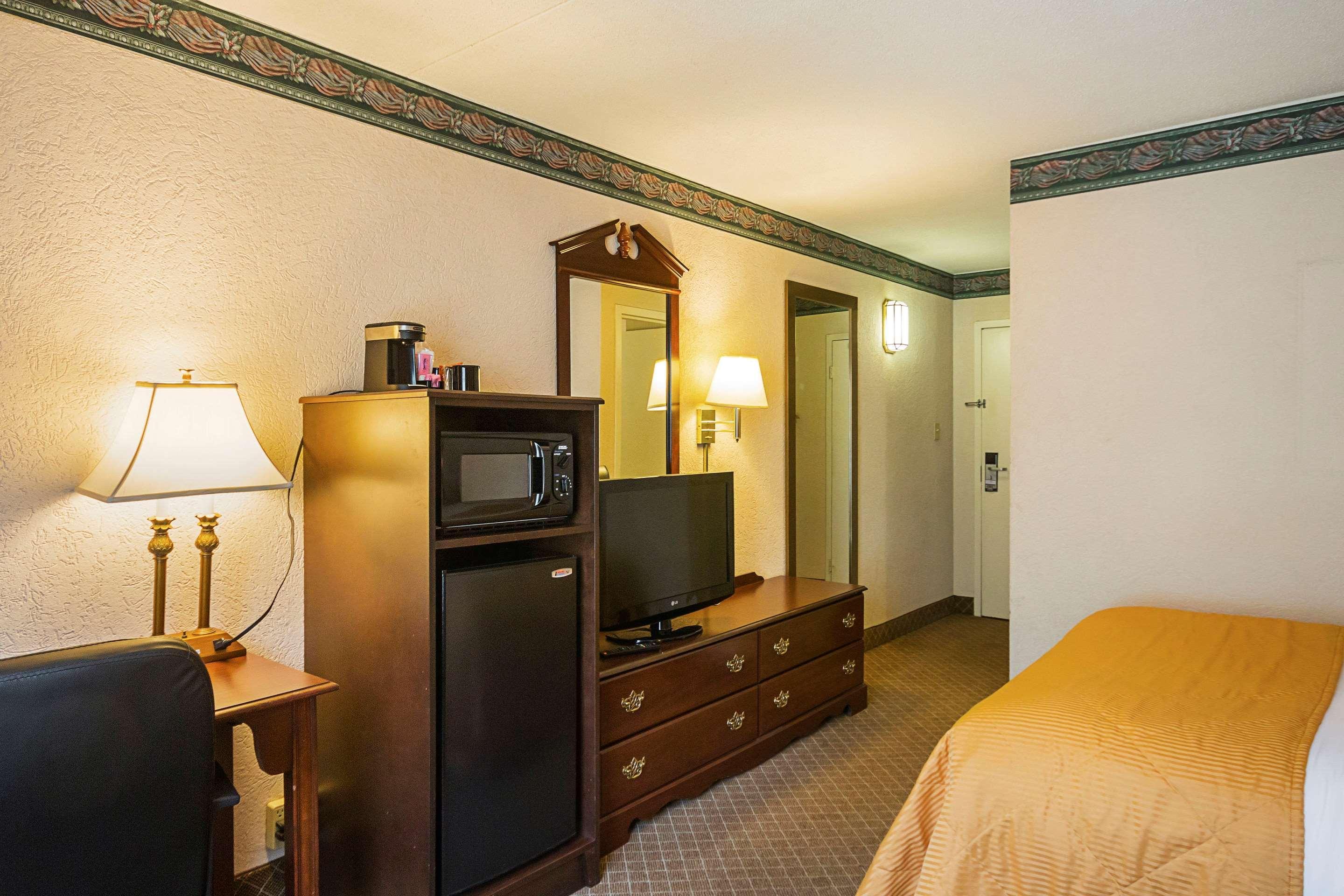 Clarion Inn Феърмонт Екстериор снимка