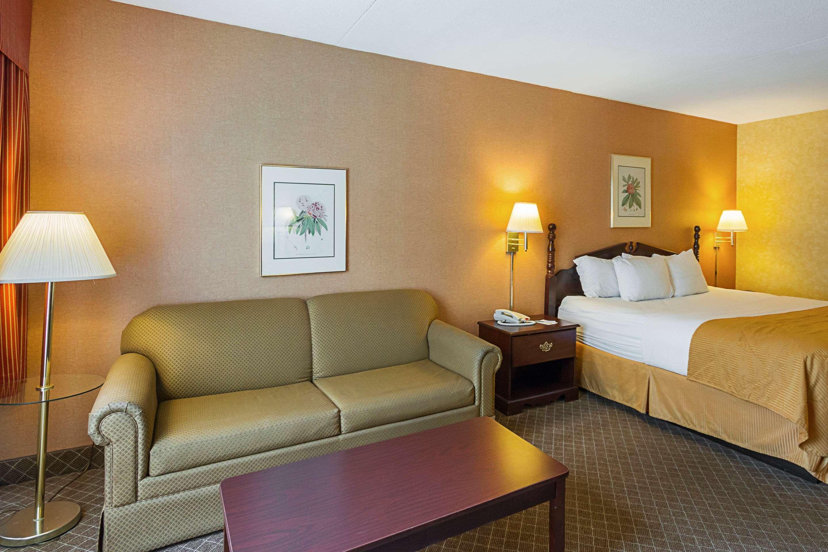 Clarion Inn Феърмонт Екстериор снимка