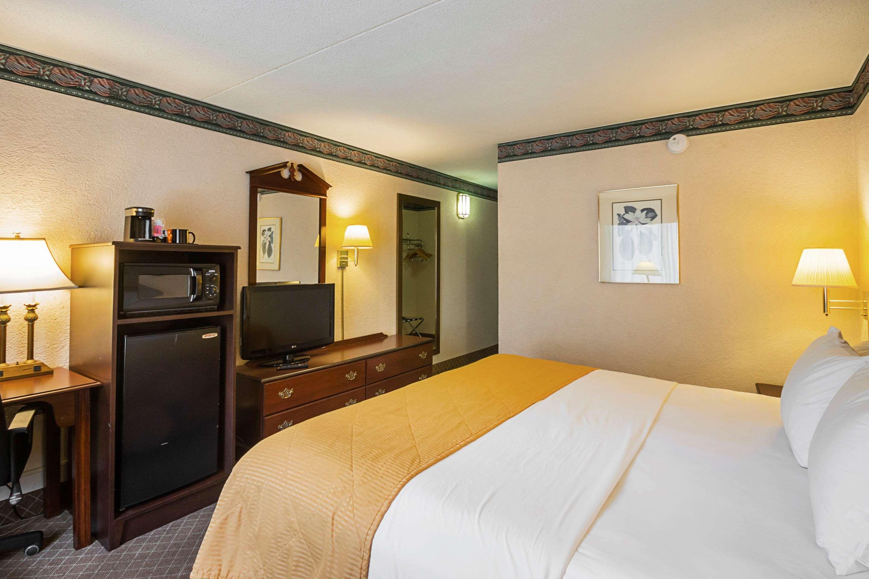 Clarion Inn Феърмонт Екстериор снимка