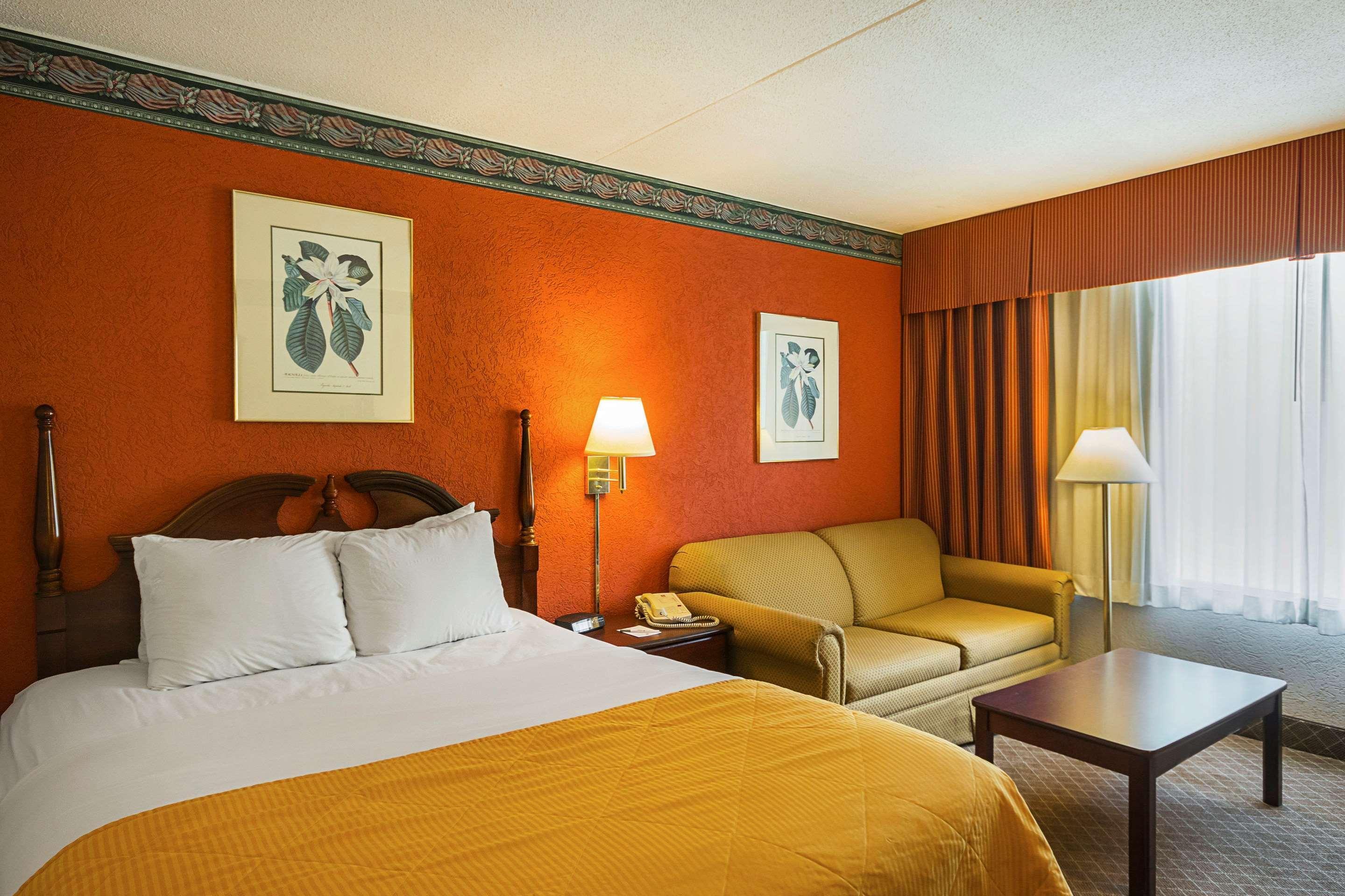 Clarion Inn Феърмонт Екстериор снимка