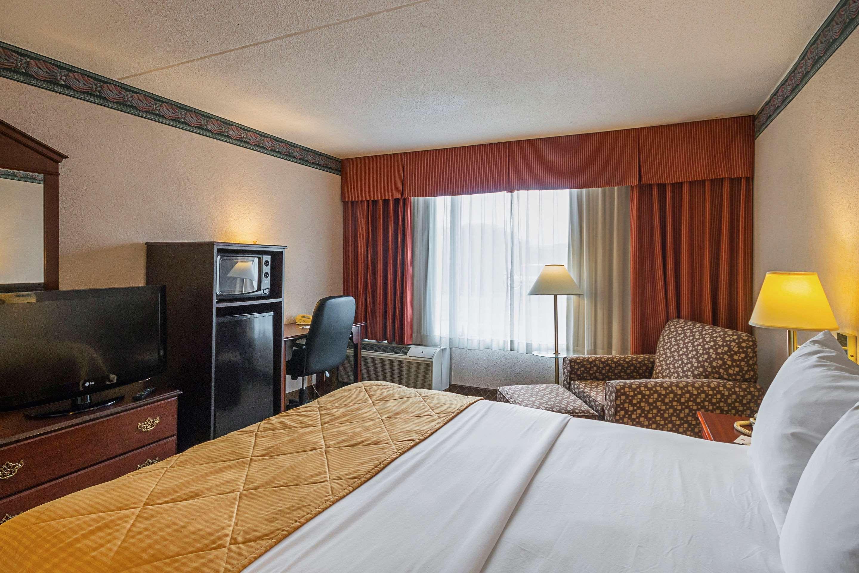 Clarion Inn Феърмонт Екстериор снимка