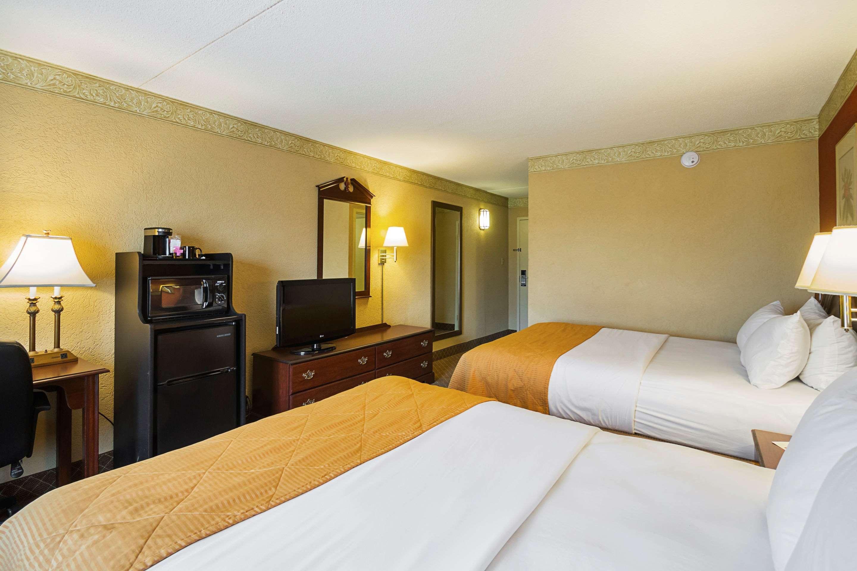 Clarion Inn Феърмонт Екстериор снимка