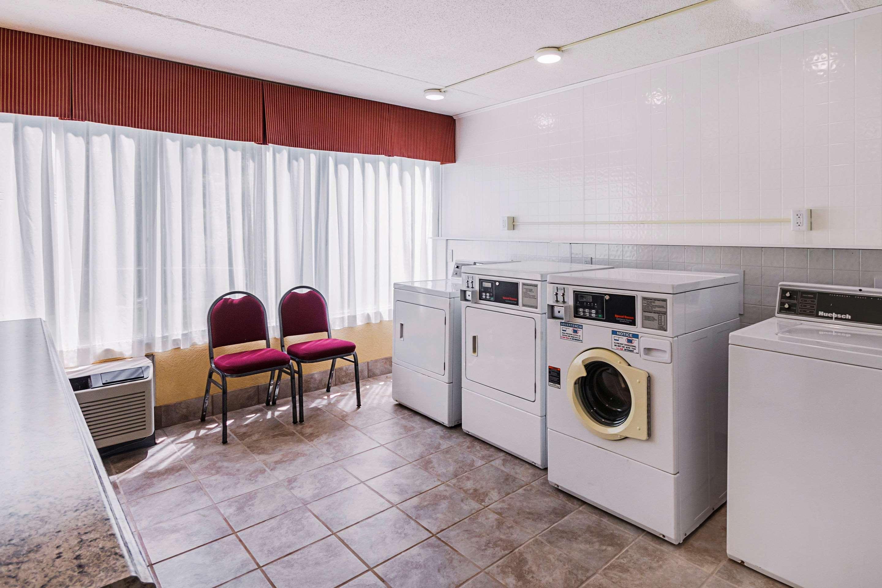 Clarion Inn Феърмонт Екстериор снимка