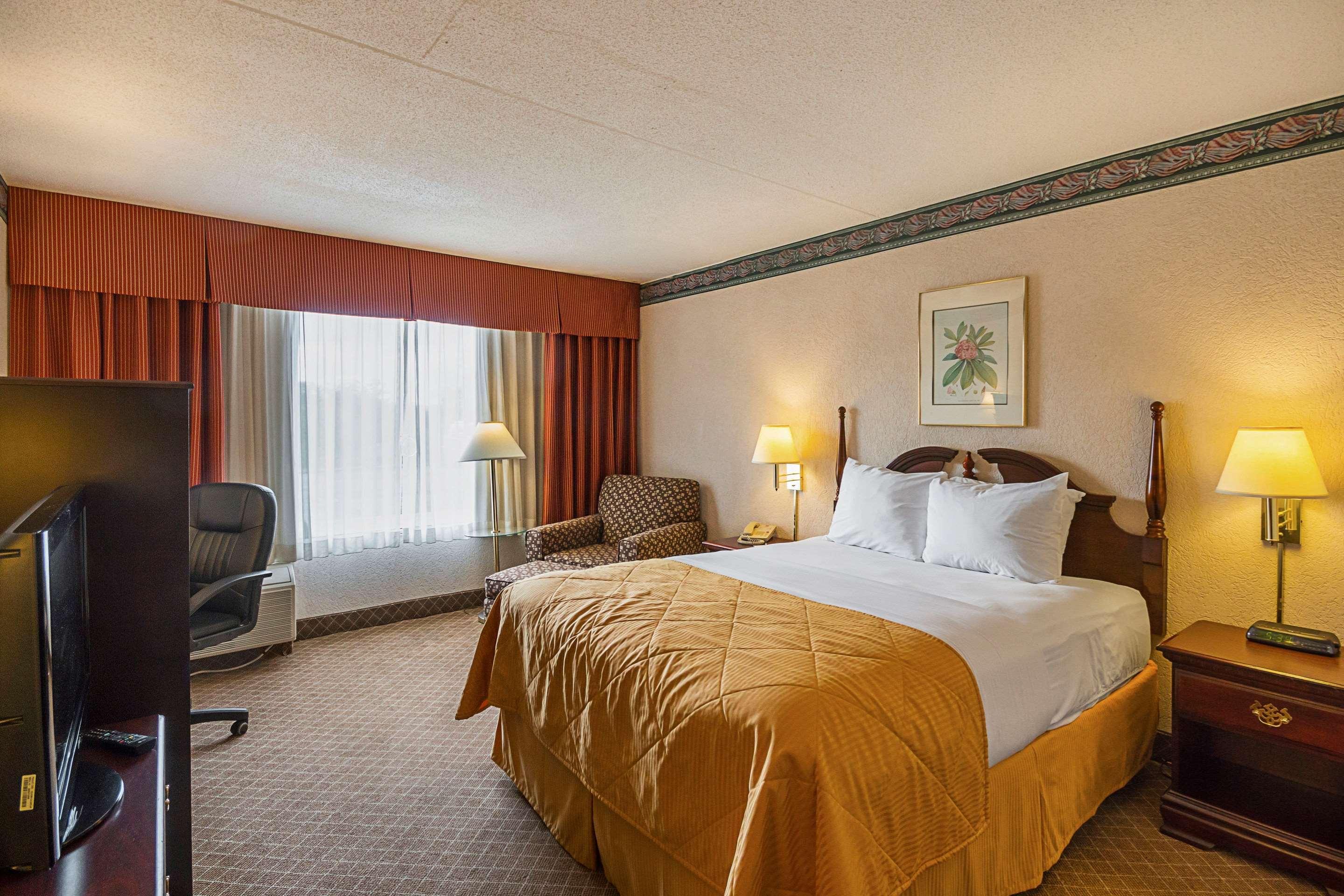 Clarion Inn Феърмонт Екстериор снимка