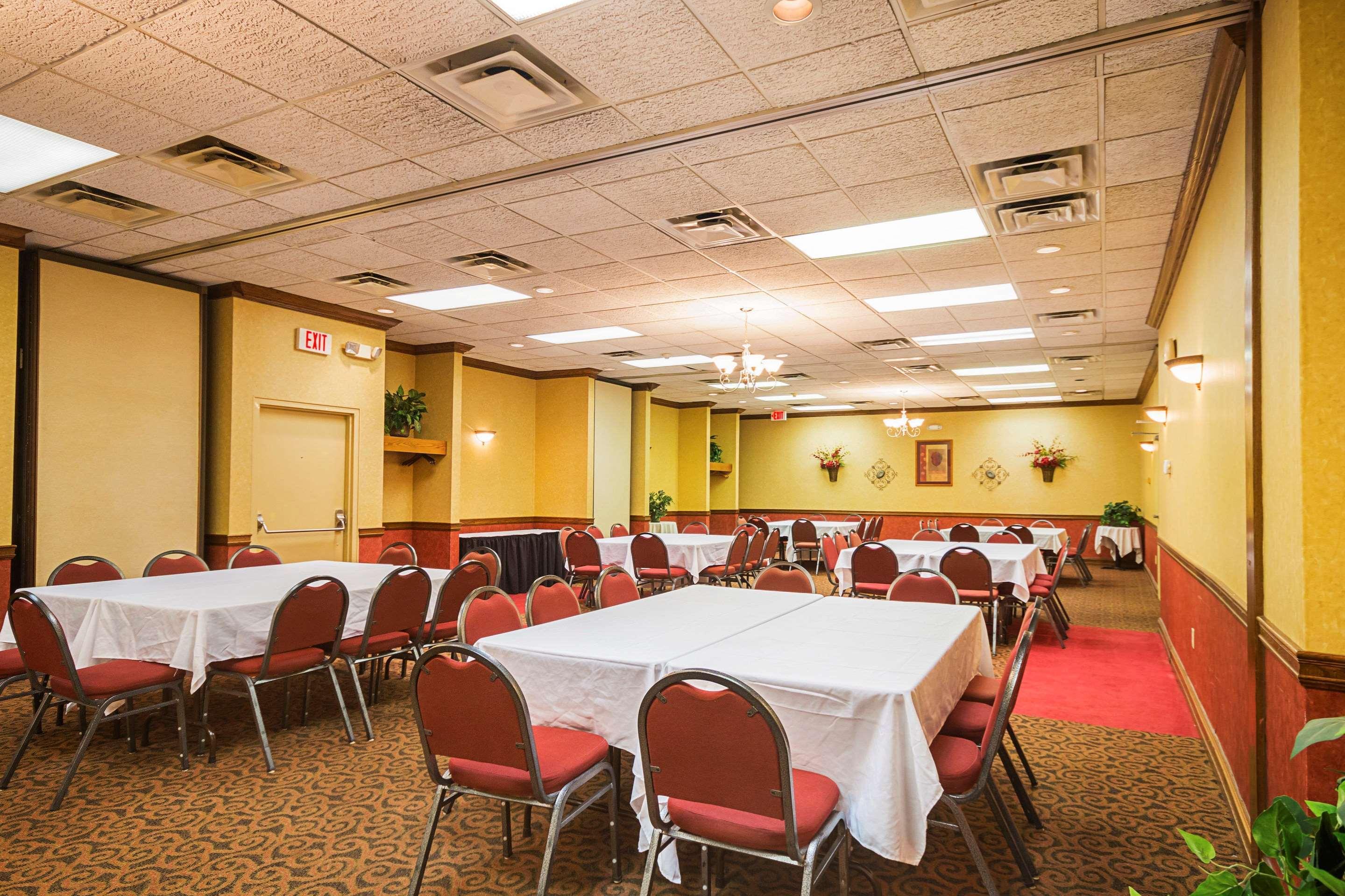 Clarion Inn Феърмонт Екстериор снимка