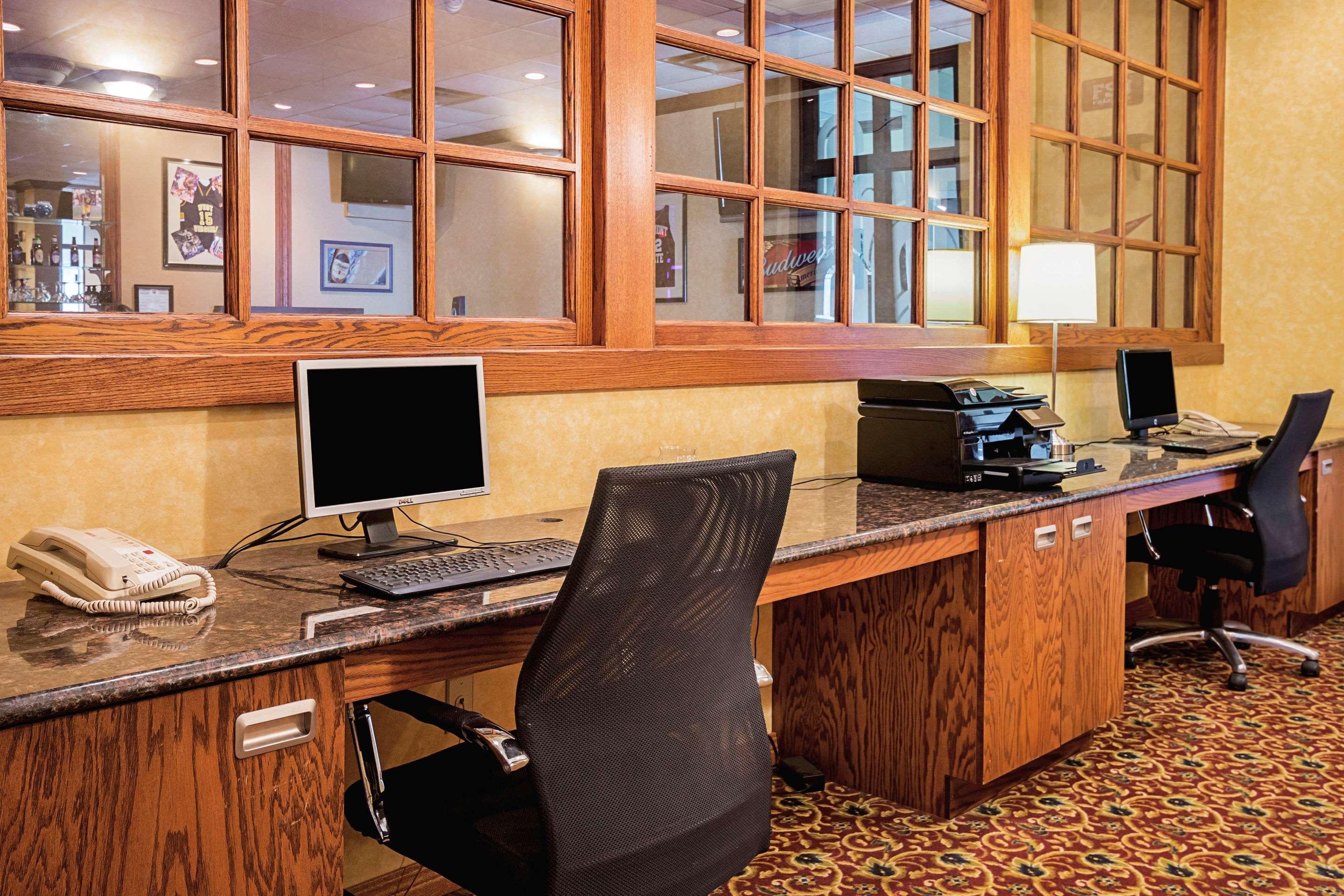 Clarion Inn Феърмонт Екстериор снимка