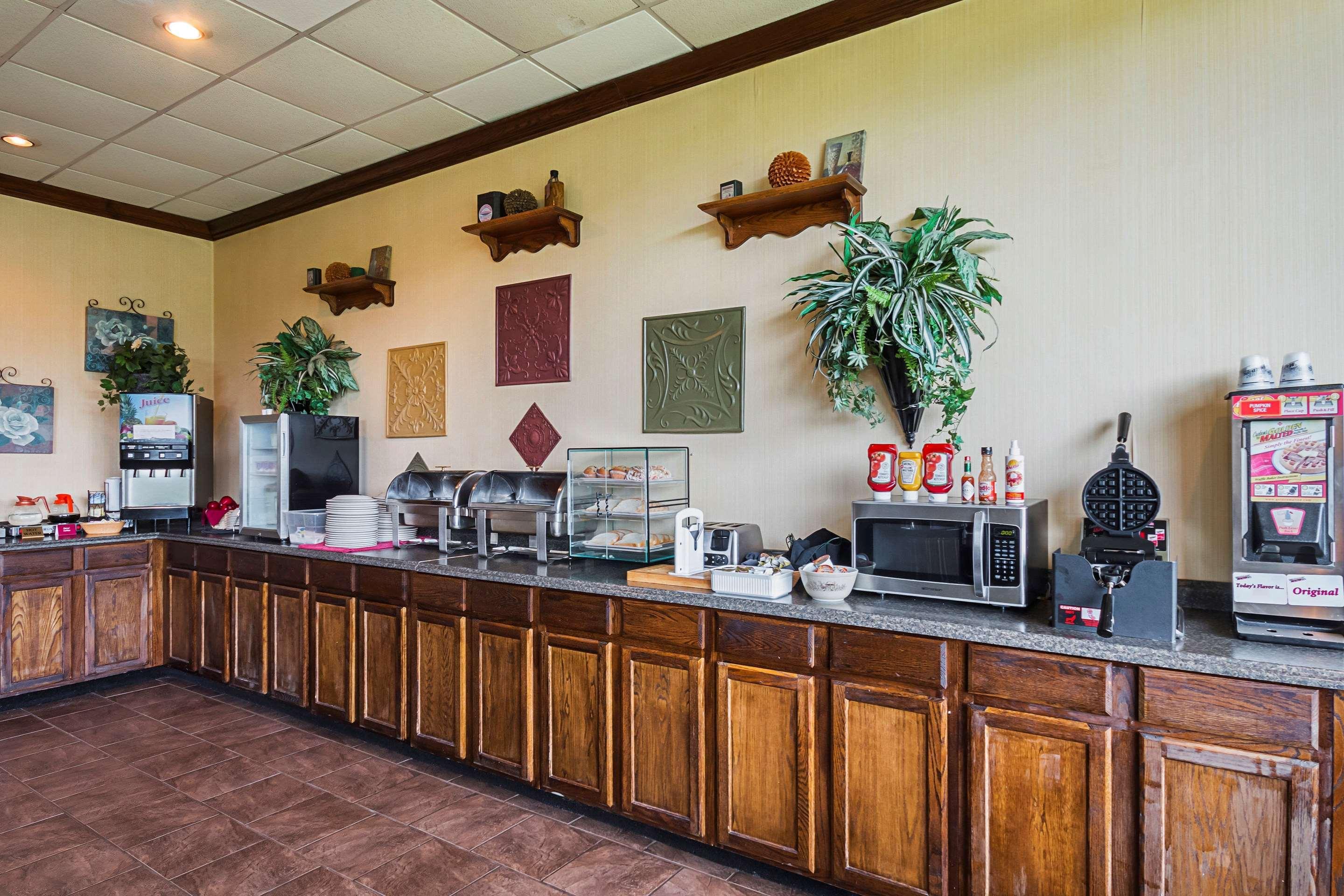 Clarion Inn Феърмонт Екстериор снимка