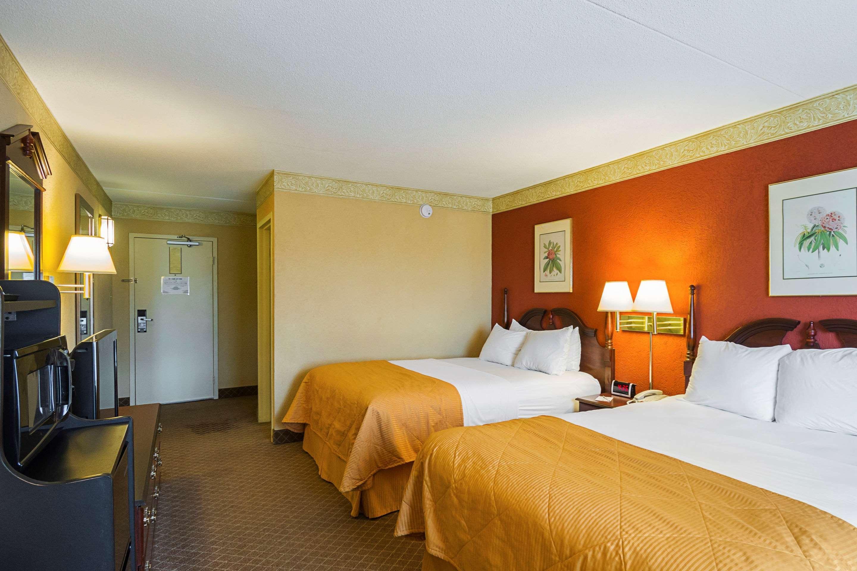 Clarion Inn Феърмонт Екстериор снимка