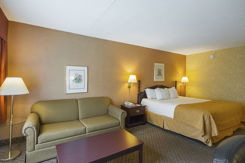 Clarion Inn Феърмонт Екстериор снимка