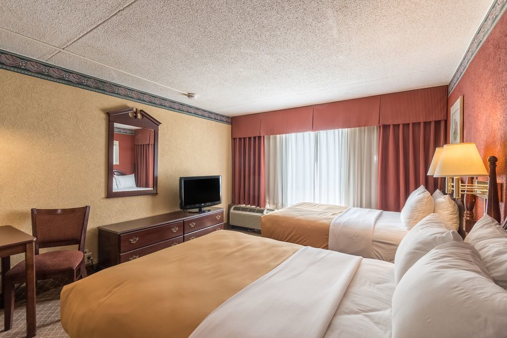 Clarion Inn Феърмонт Екстериор снимка