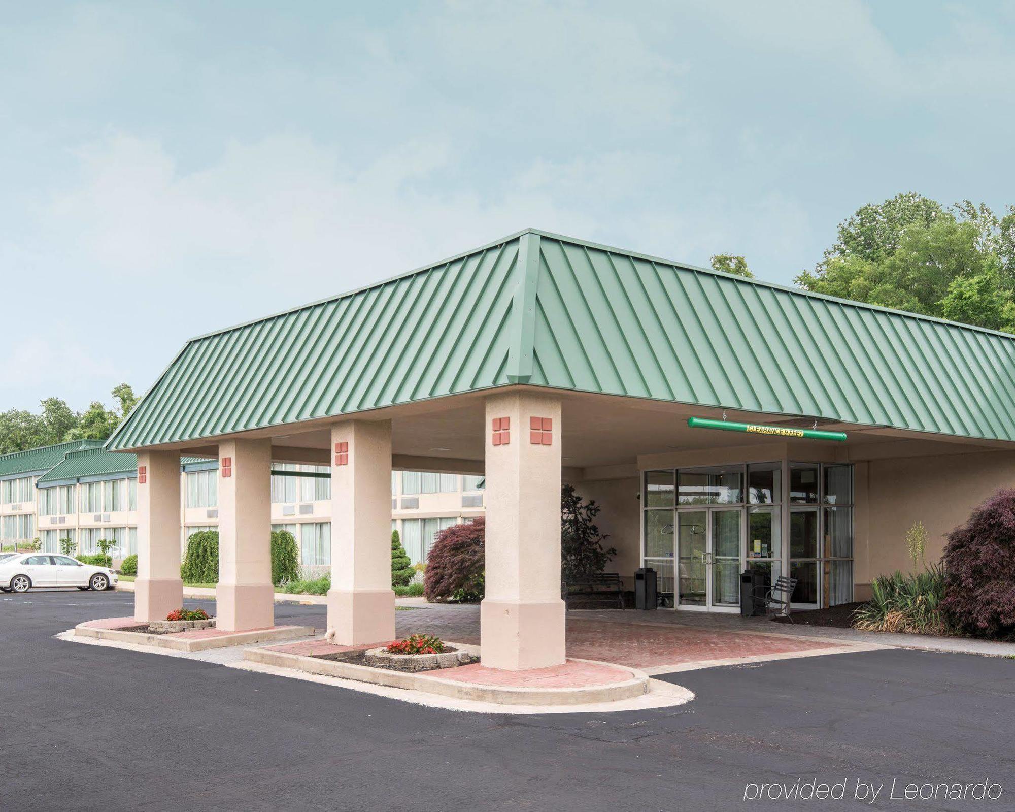 Clarion Inn Феърмонт Екстериор снимка