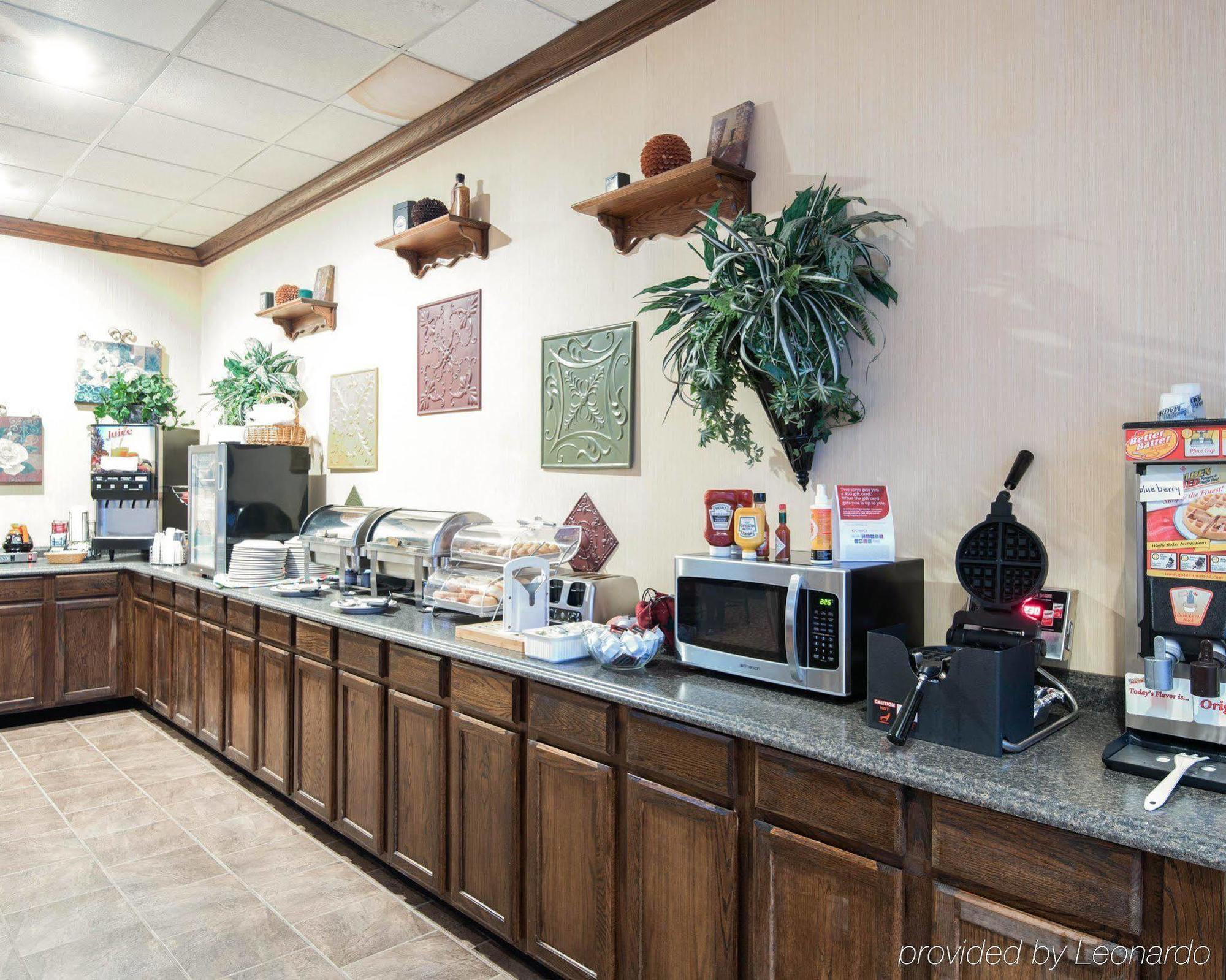 Clarion Inn Феърмонт Екстериор снимка