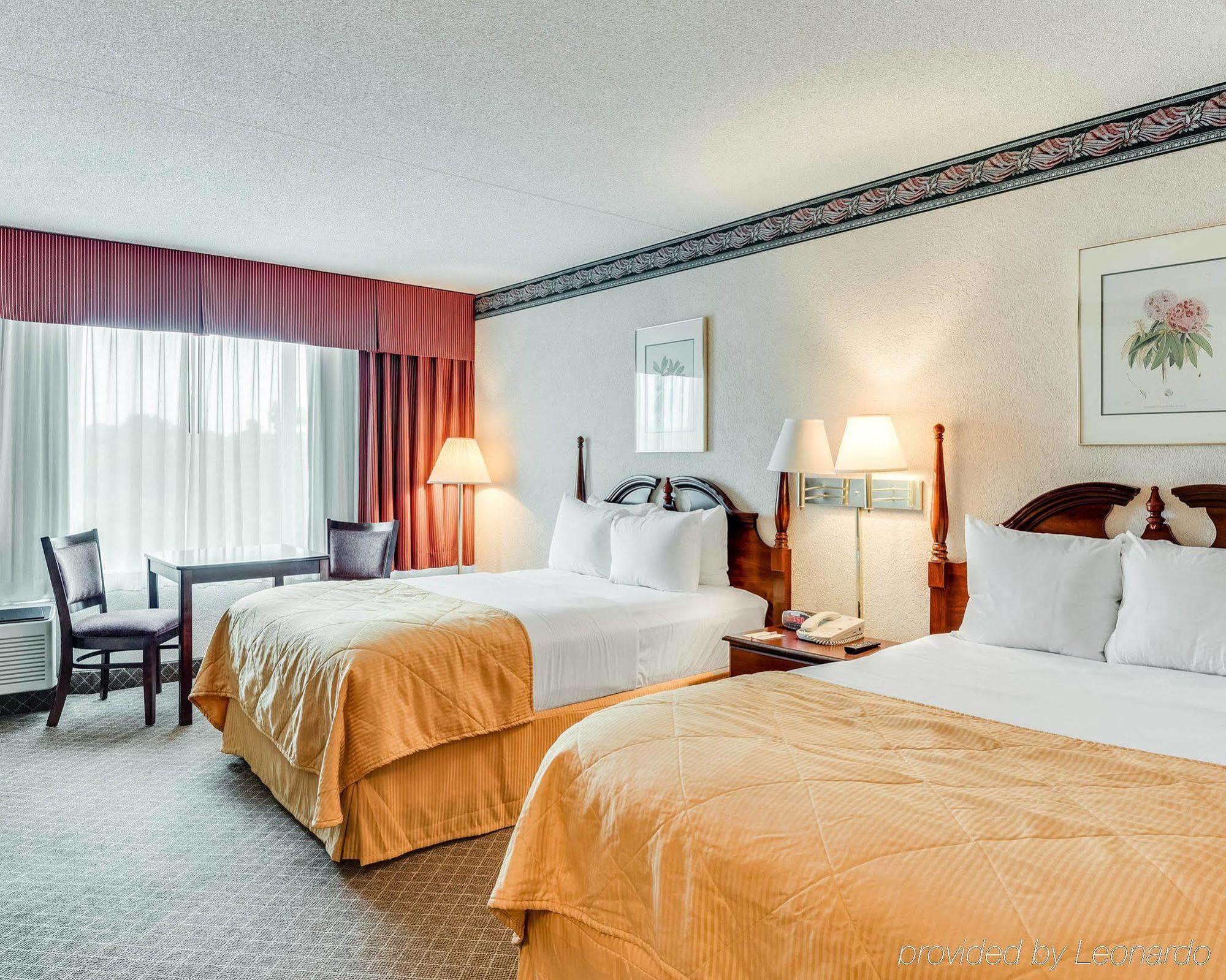 Clarion Inn Феърмонт Екстериор снимка