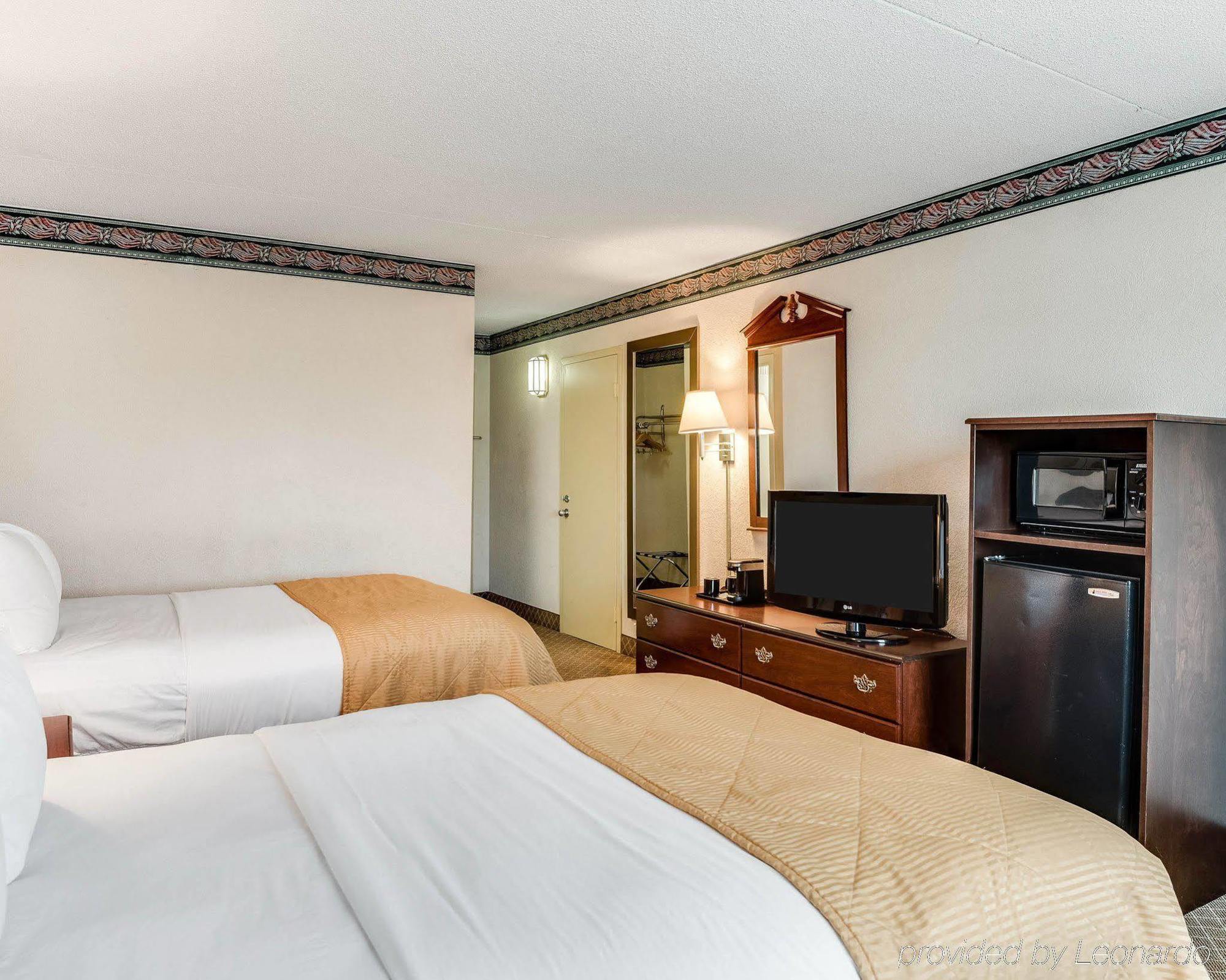 Clarion Inn Феърмонт Екстериор снимка