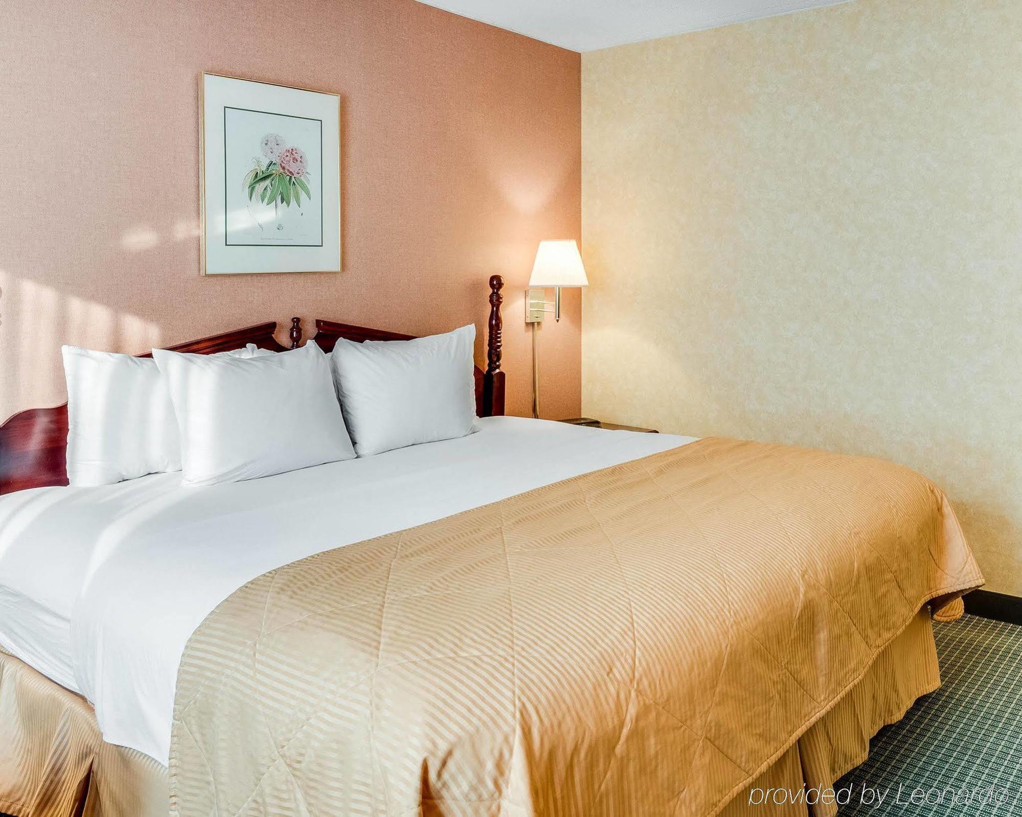 Clarion Inn Феърмонт Екстериор снимка