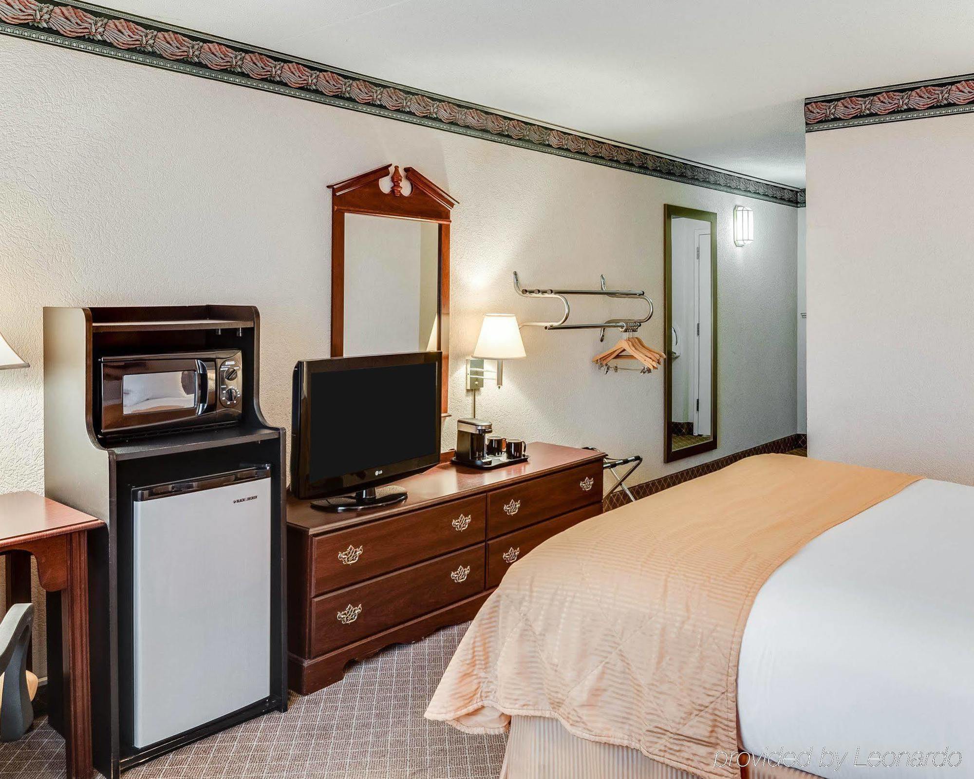 Clarion Inn Феърмонт Екстериор снимка