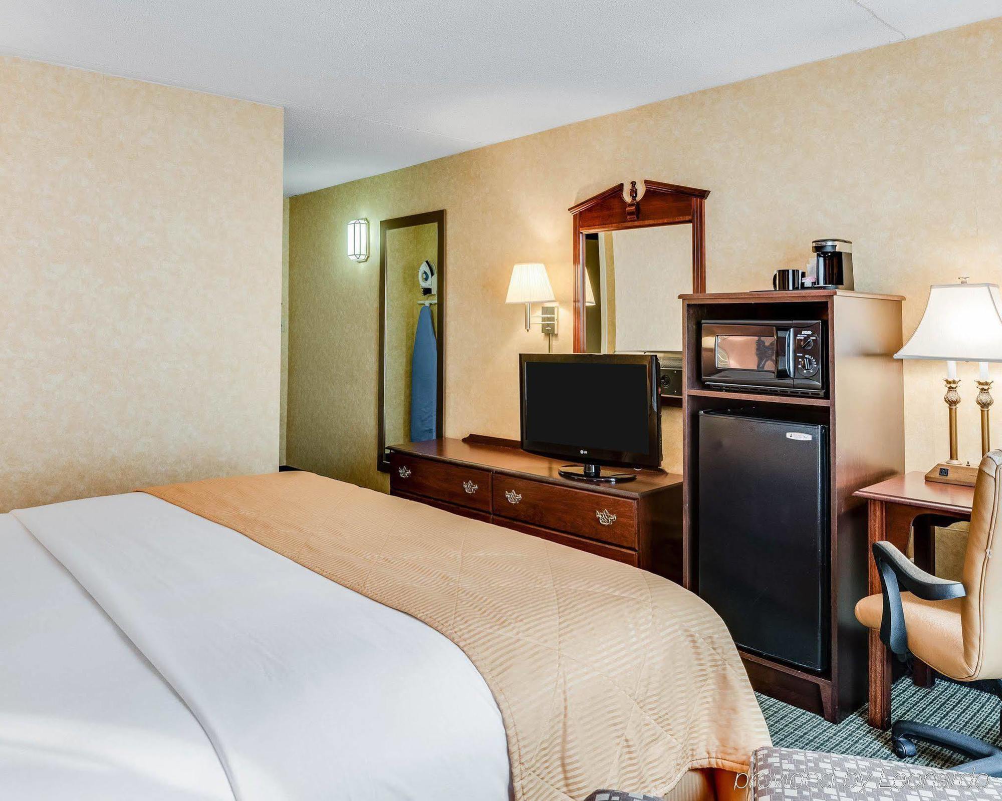 Clarion Inn Феърмонт Екстериор снимка