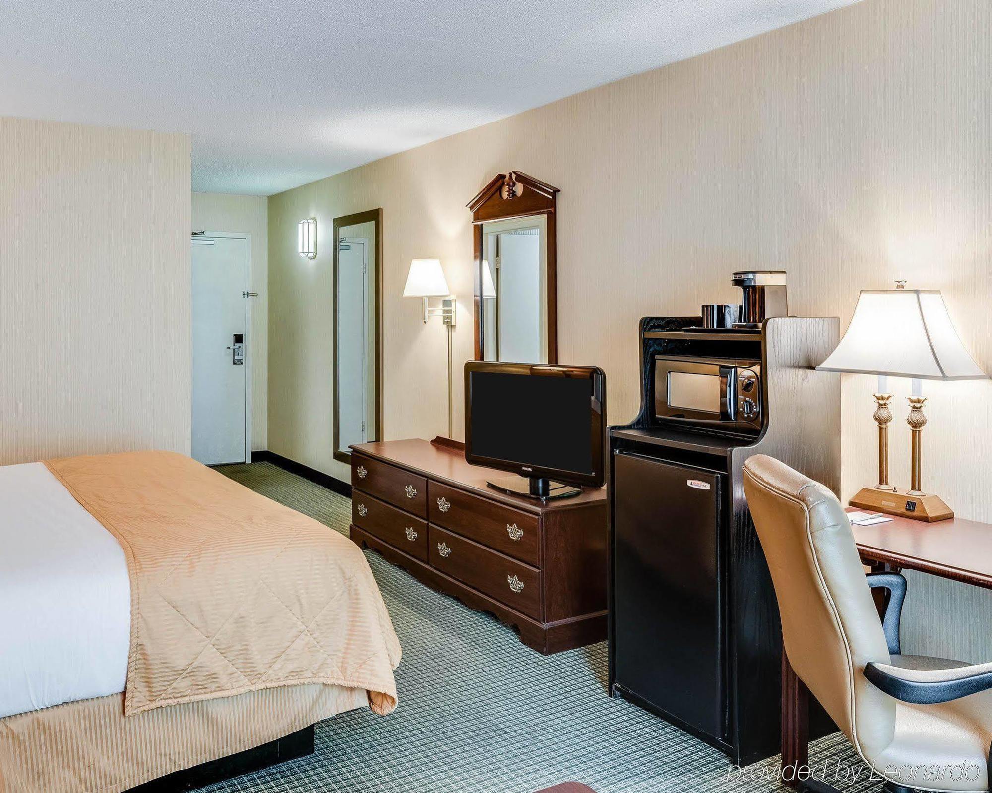 Clarion Inn Феърмонт Екстериор снимка