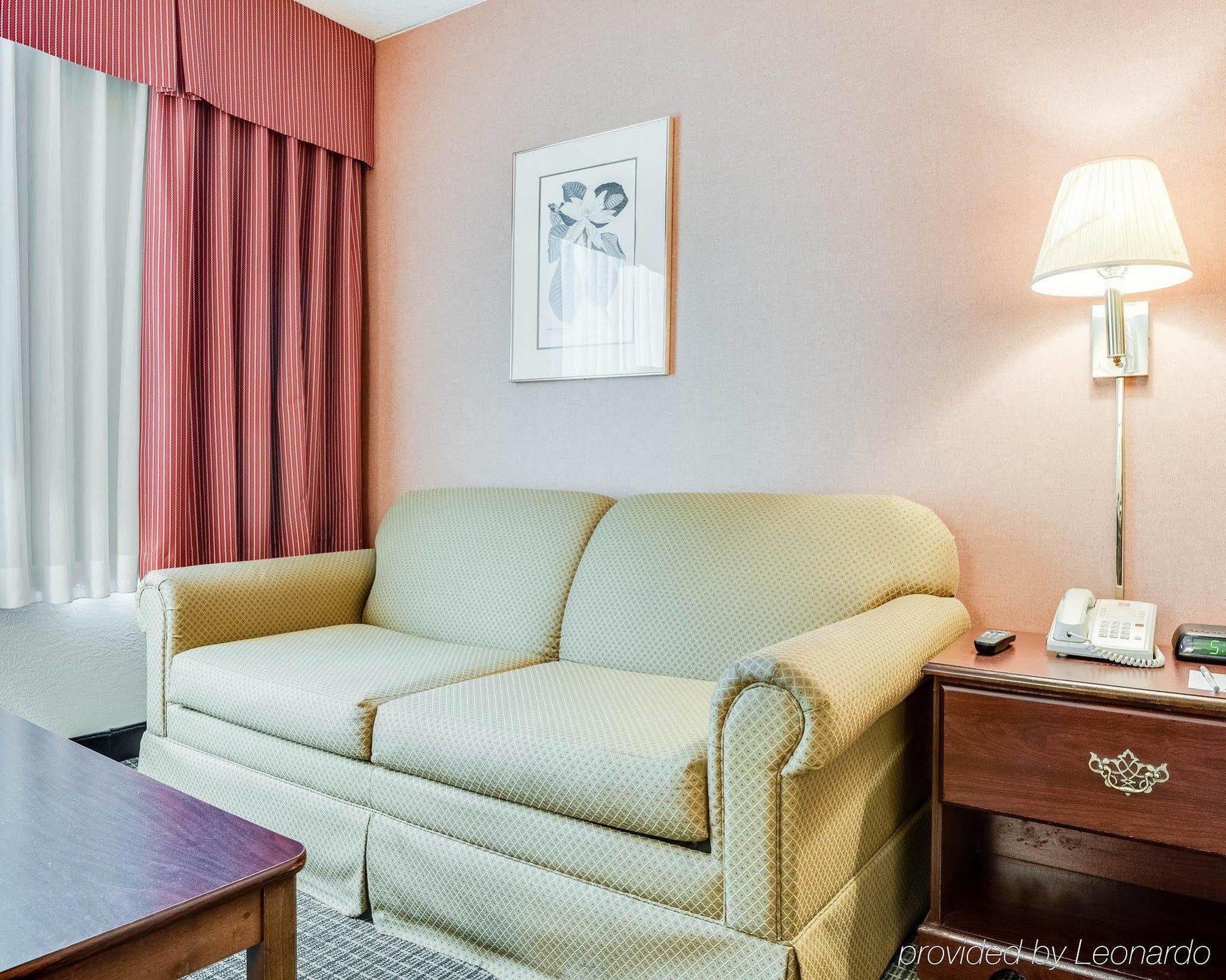 Clarion Inn Феърмонт Екстериор снимка