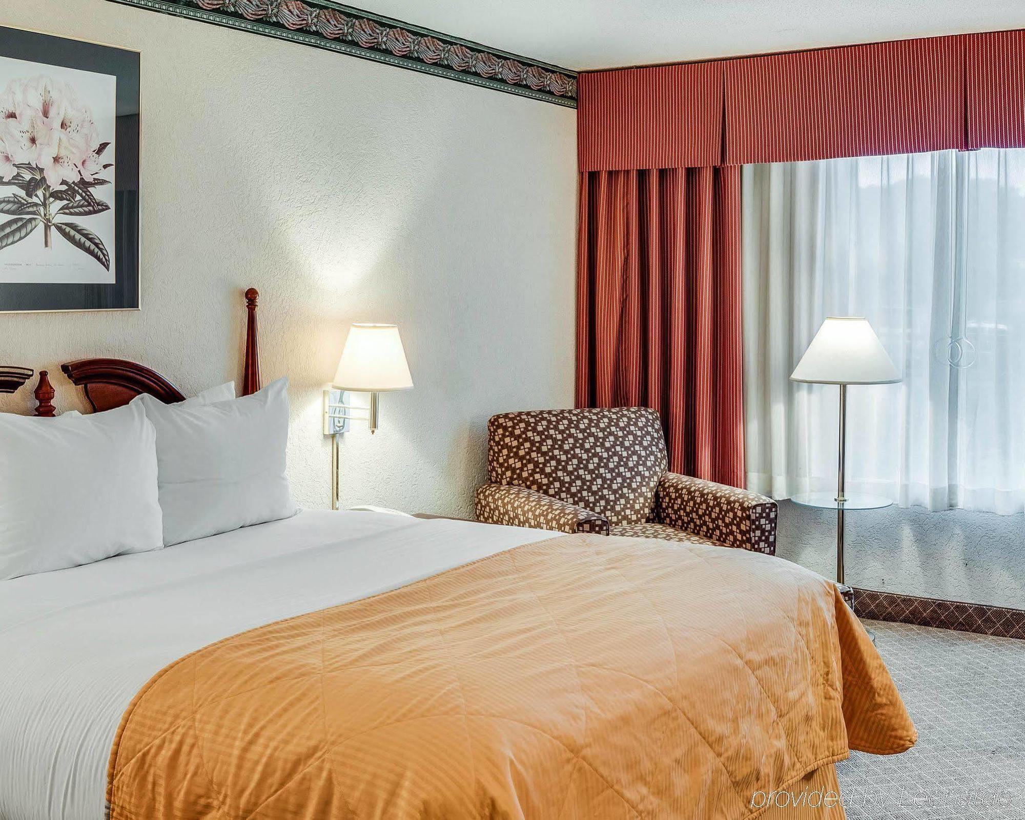 Clarion Inn Феърмонт Екстериор снимка
