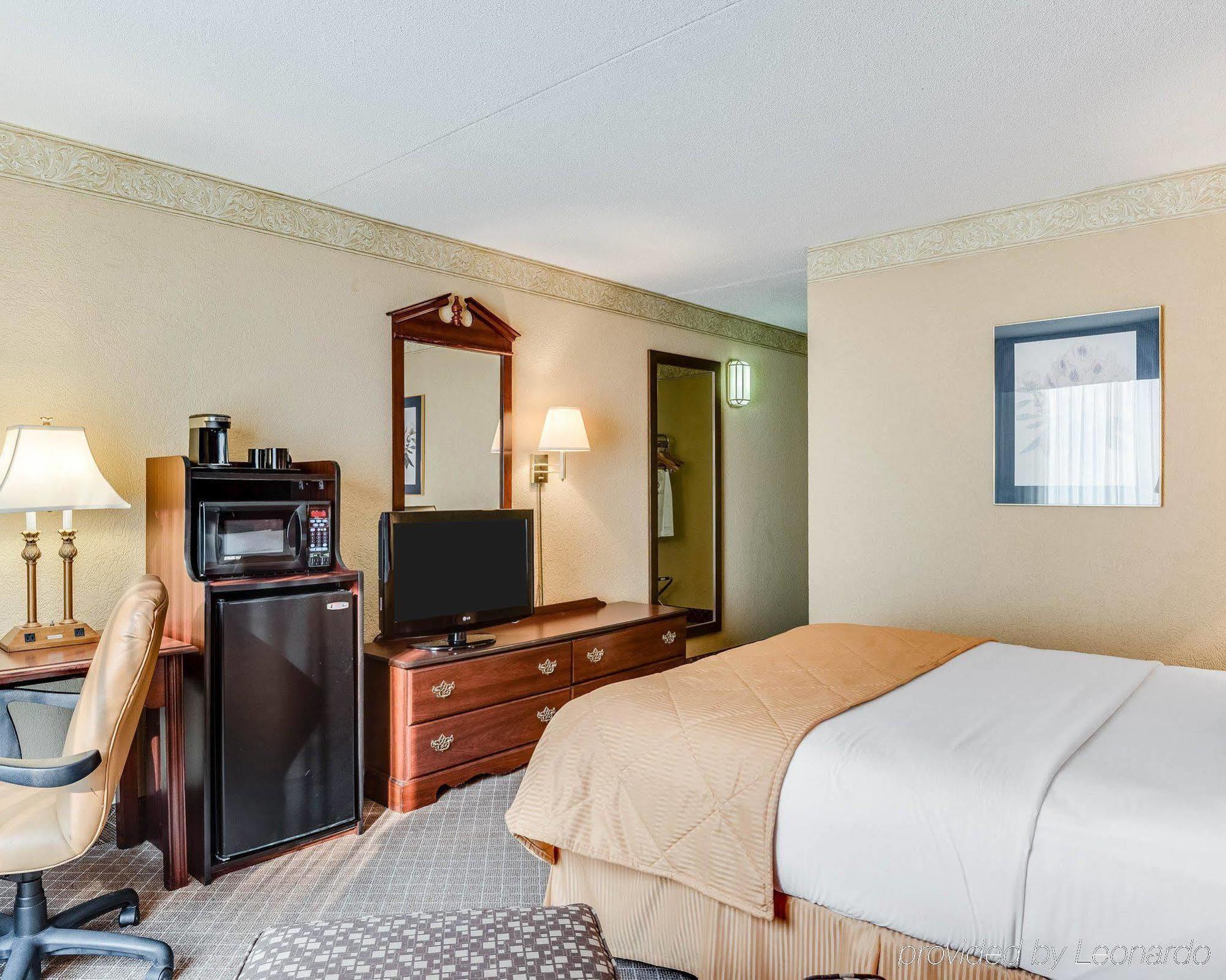 Clarion Inn Феърмонт Екстериор снимка