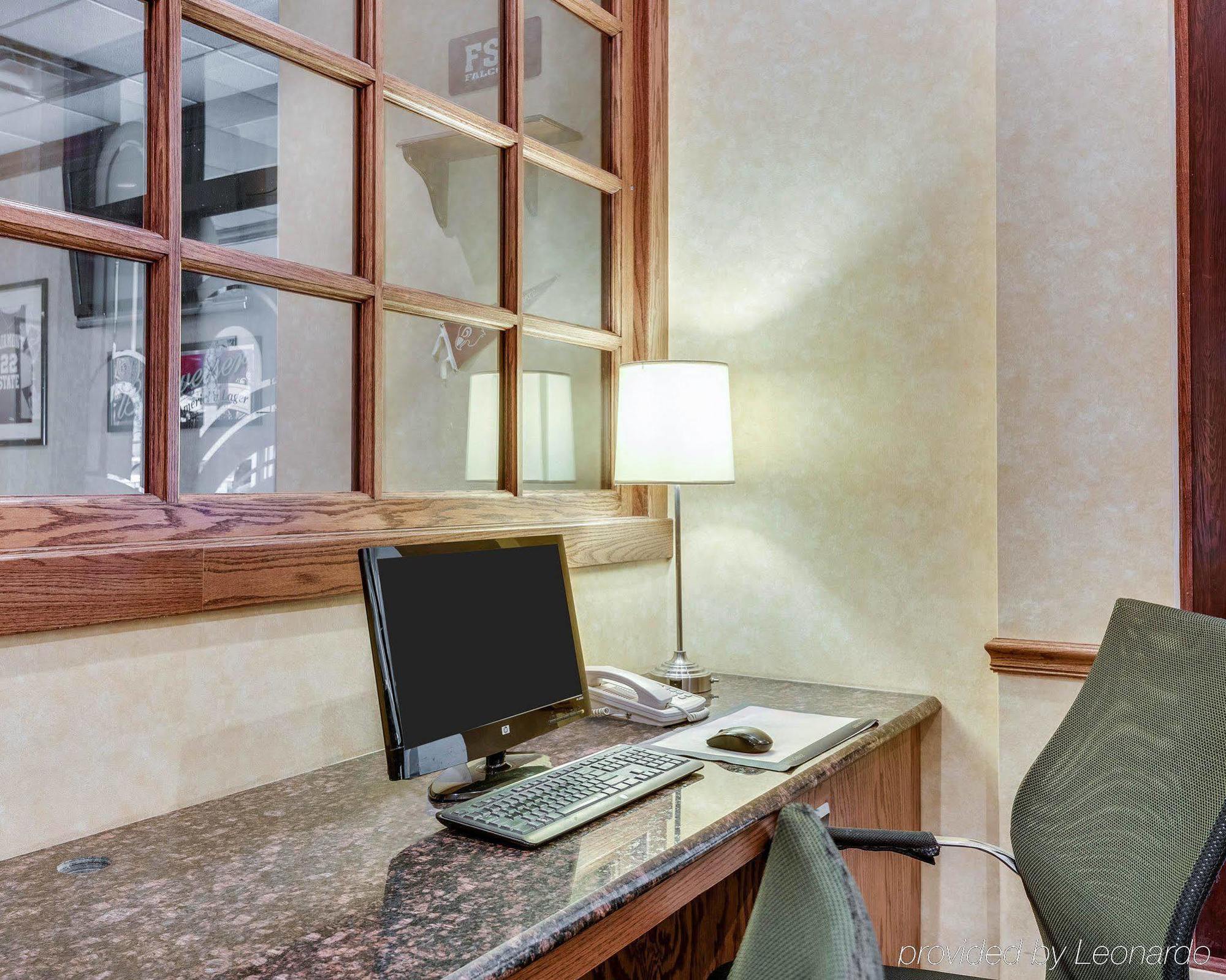 Clarion Inn Феърмонт Екстериор снимка