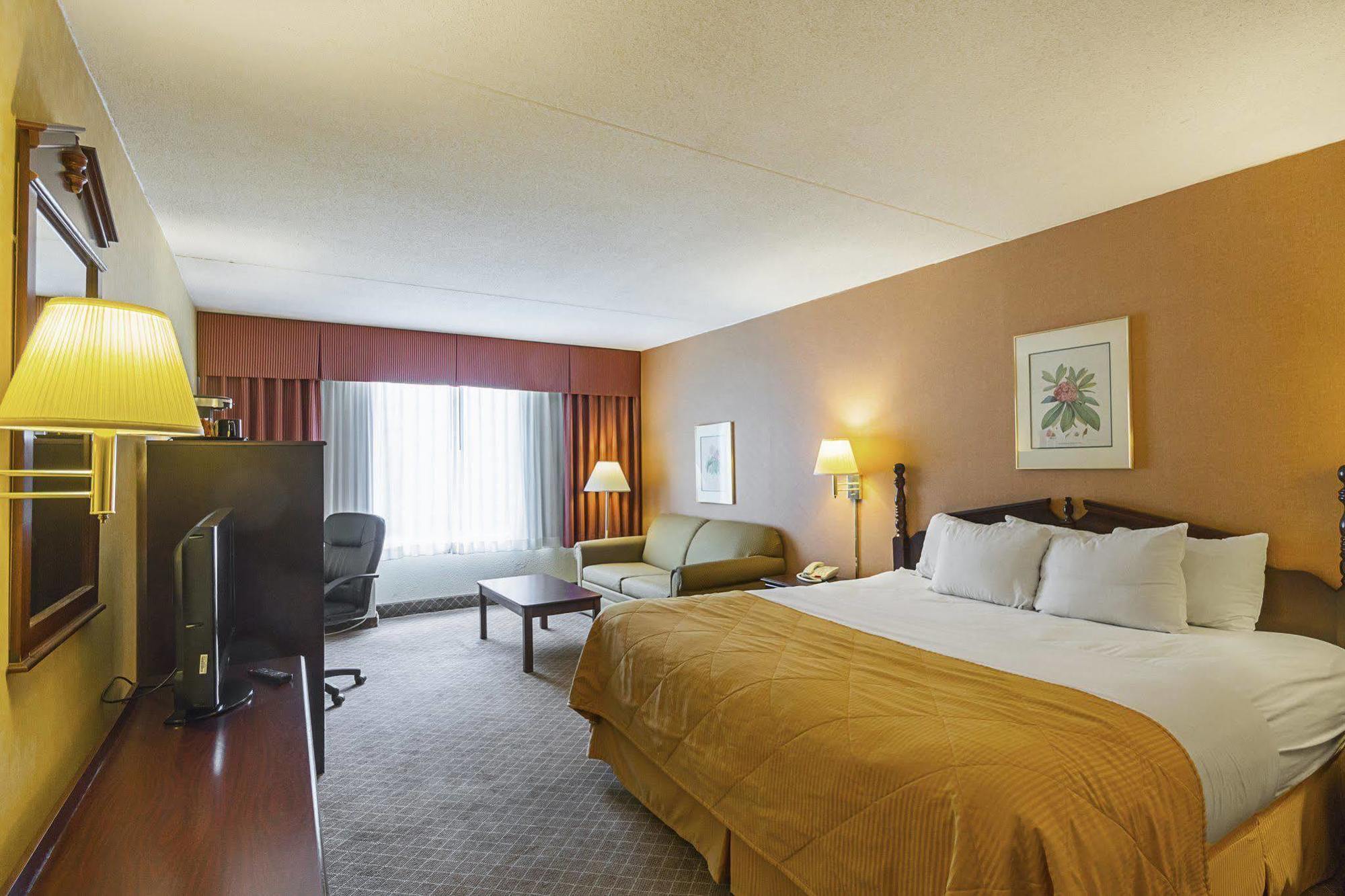 Clarion Inn Феърмонт Екстериор снимка