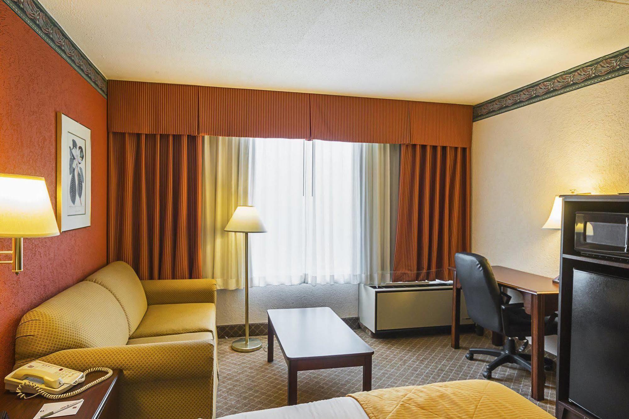 Clarion Inn Феърмонт Екстериор снимка