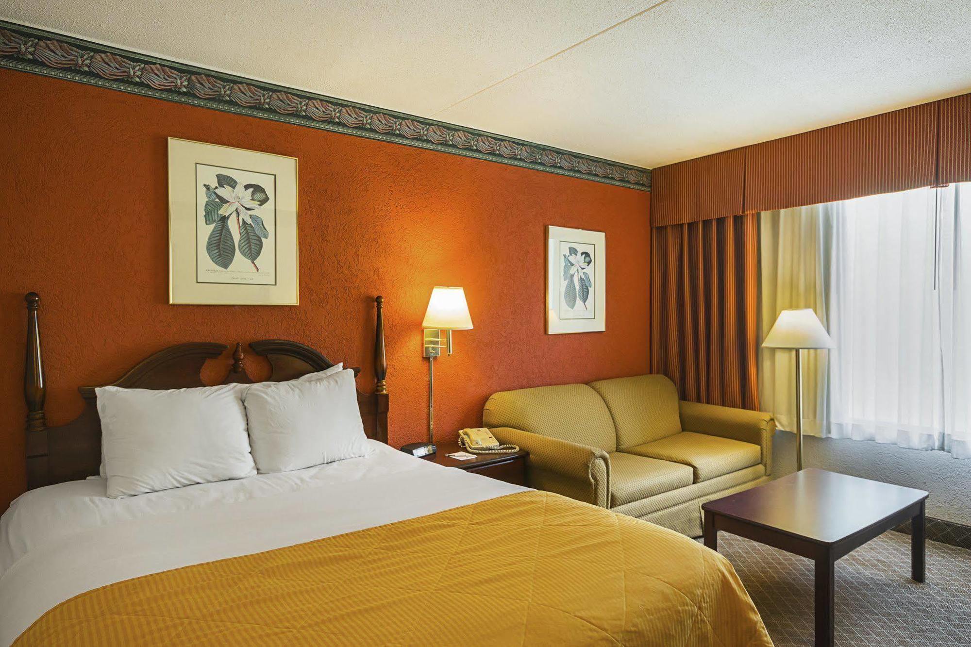 Clarion Inn Феърмонт Екстериор снимка