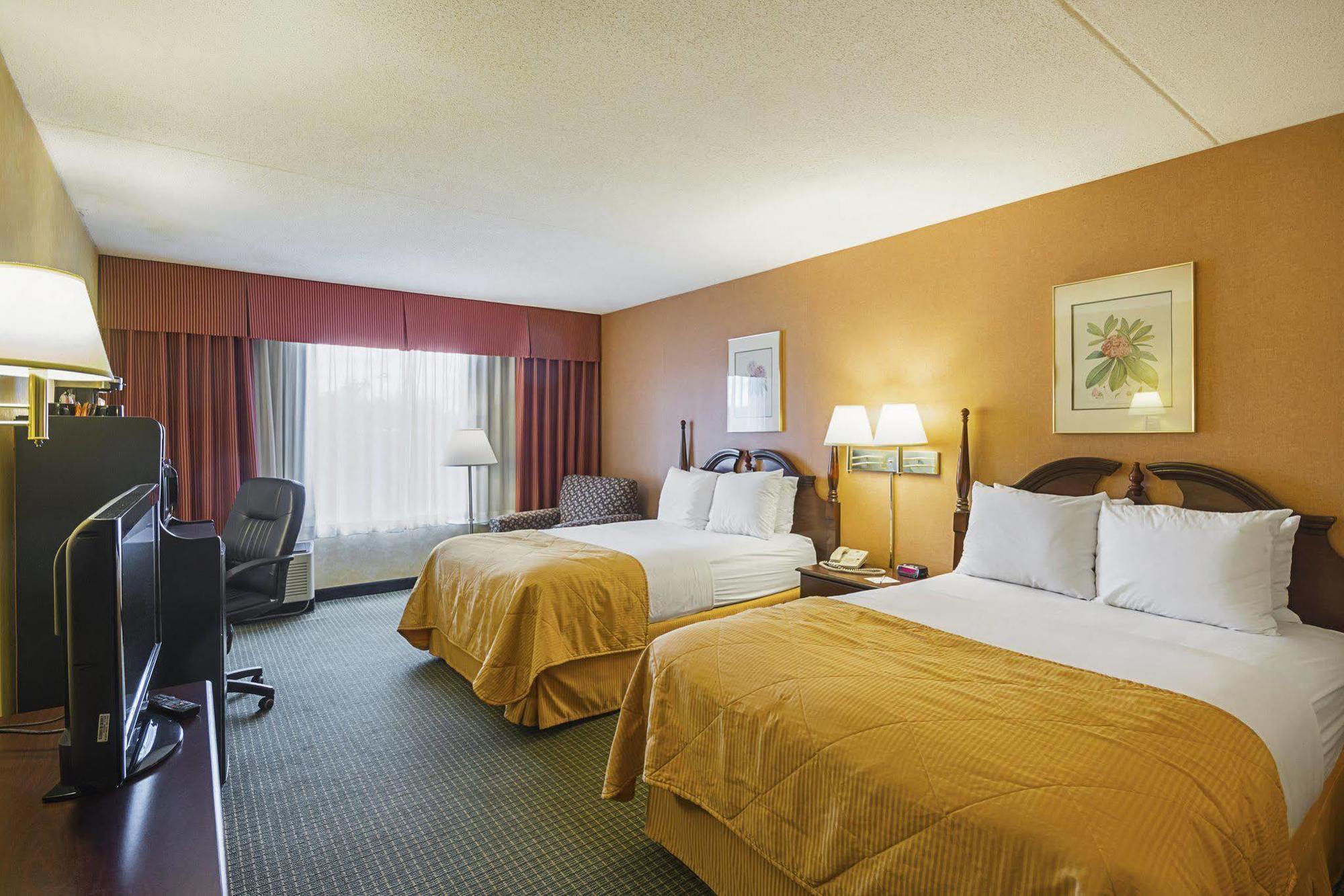 Clarion Inn Феърмонт Екстериор снимка