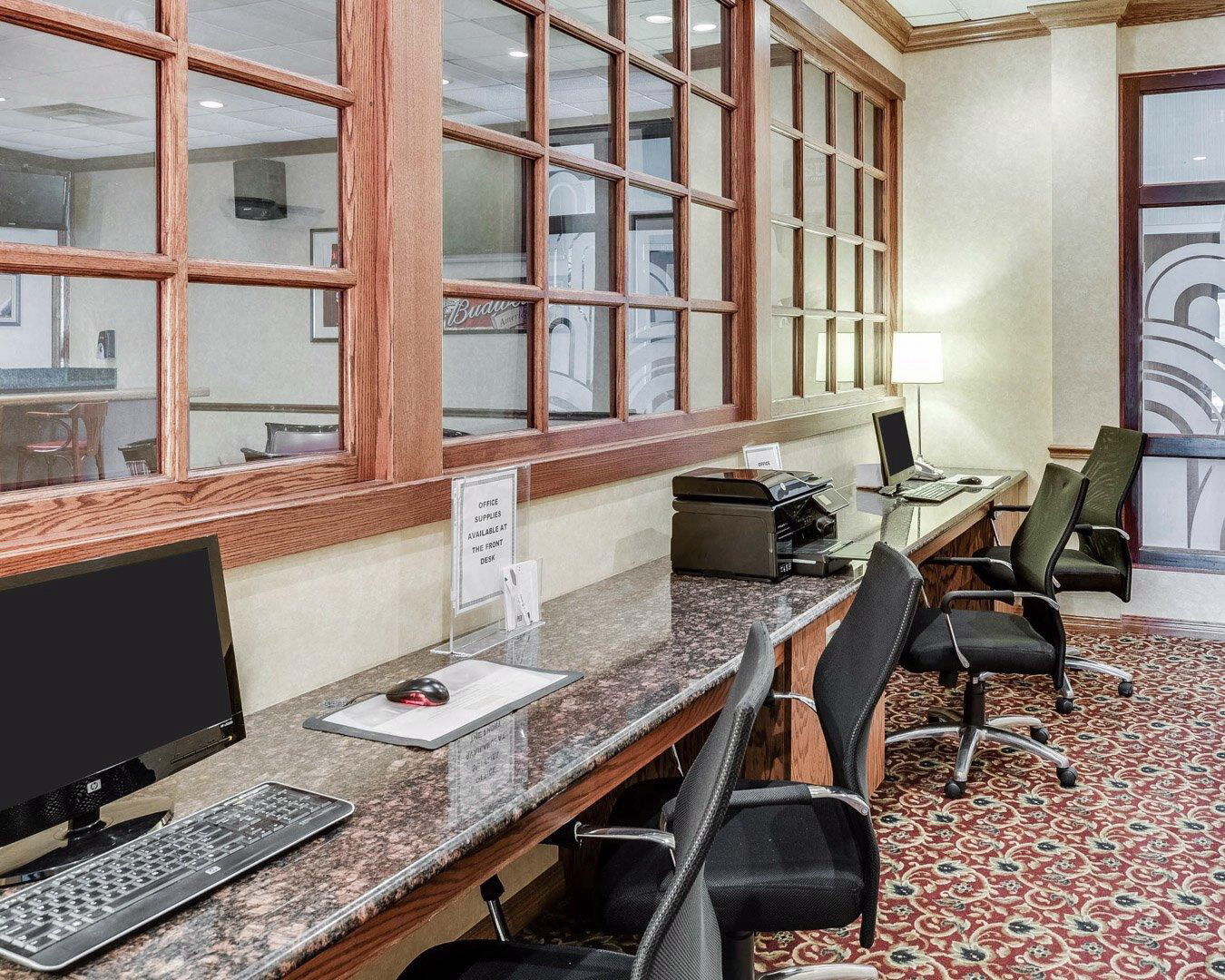 Clarion Inn Феърмонт Екстериор снимка