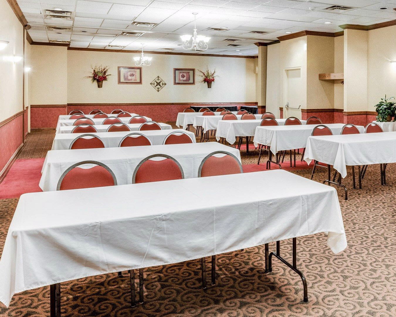 Clarion Inn Феърмонт Екстериор снимка